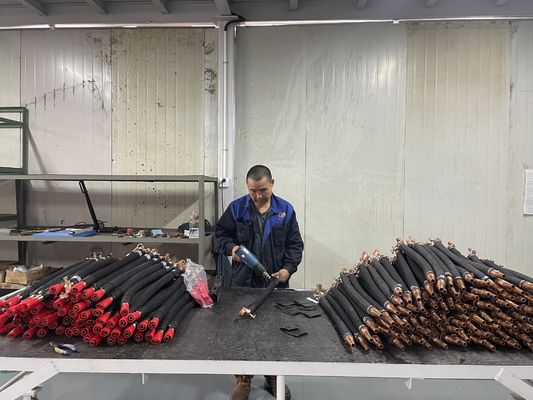 Κεφάλαια ψύξης νερού από Cnc χαλκό Δευτερογενές καλώδιο για φορητή μηχανή συγκόλλησης σημείων